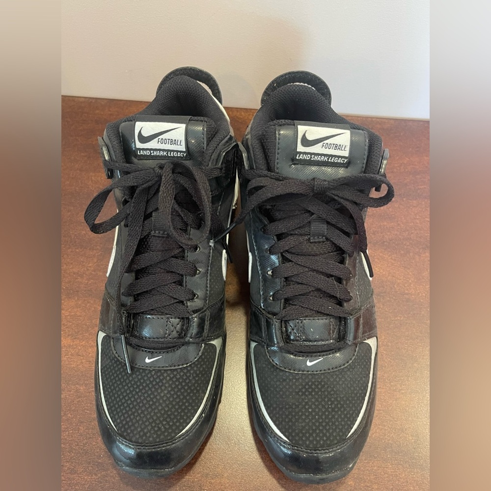 Nike men’s Football Land Shark Legacy Mid, size 8